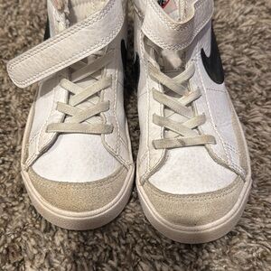 Nike White and Black Sneakers Classic Low-Top Design